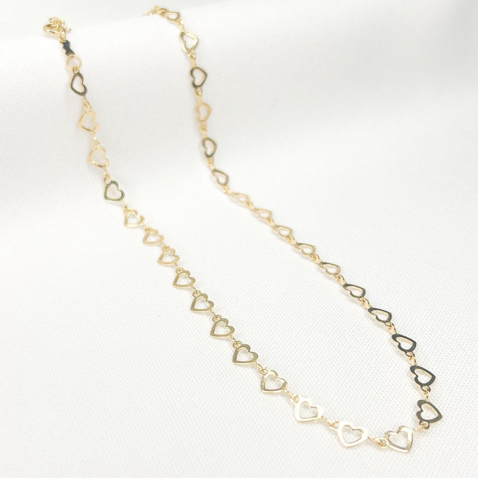 Choker dourada de corações vazados Briliah